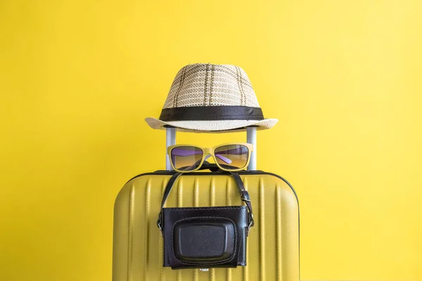 Walizka Aparatu Hat Retro Żółtym Tle Podróży Sprzęt Minimalne Koncepcja — Zdjęcie stockowe