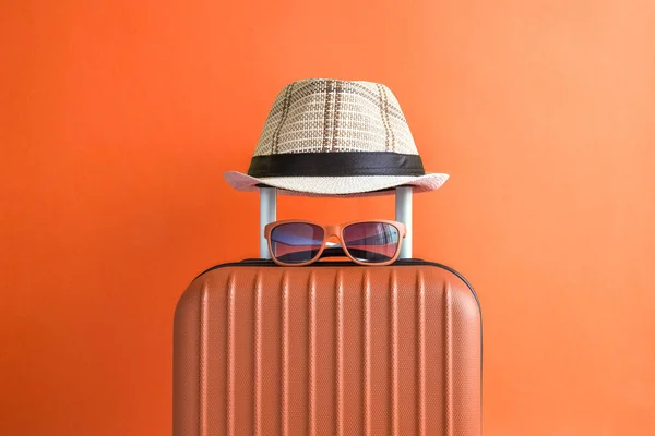 Maleta Con Sombrero Gafas Sol Sobre Fondo Naranja Concepto Viaje — Foto de Stock