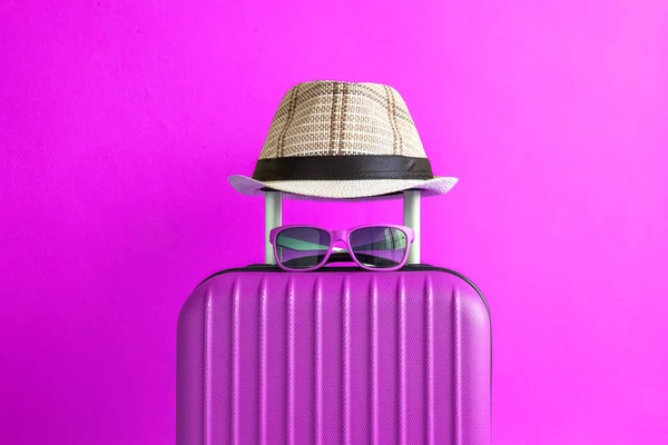 Maleta Con Sombrero Gafas Sol Sobre Fondo Púrpura Concepto Viaje — Foto de Stock