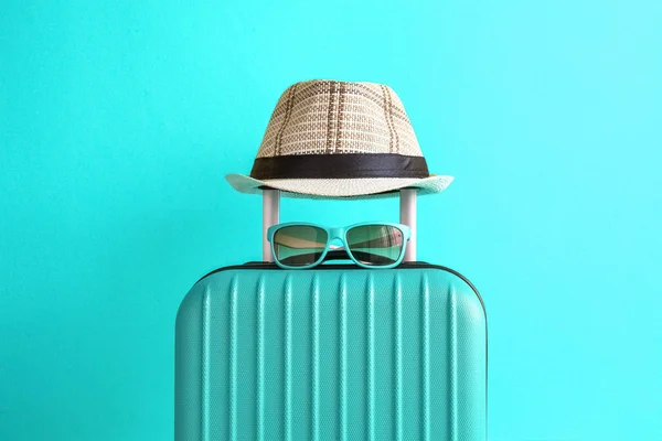 Maleta Con Sombrero Gafas Sol Sobre Fondo Azul Claro Concepto — Foto de Stock