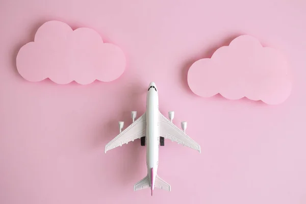 Lapos Feküdt Repülőgép Modell Pasztell Rózsaszín Felhők Minimális Kreatív Utazási — Stock Fotó