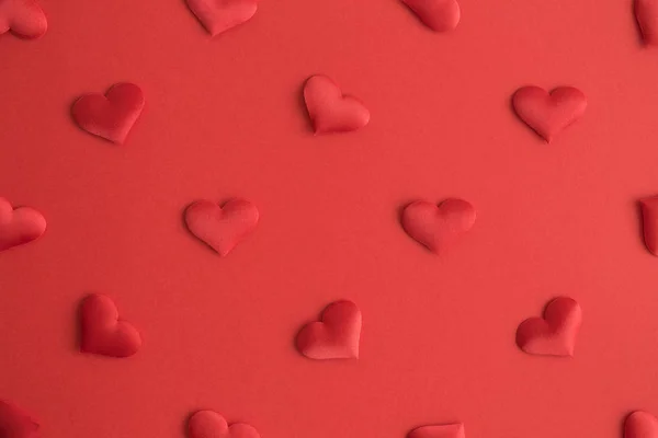 Плоский шар прикраси сердець на червоному тлі абстрактний . — стокове фото