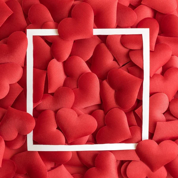 Концепція любові з маленьких сердець червоного кольору та абстрактна рамка . — стокове фото