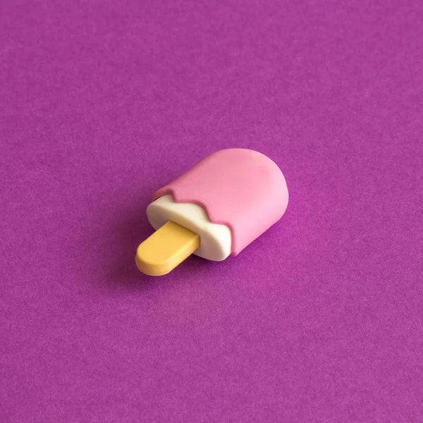 Miniatura de sorvete rosa no fundo roxo comida de verão e doces abstratos . — Fotografia de Stock