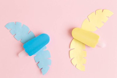 Dondurma ve tropikal yaprak pastel pembe bir arka plan karşı soyut.