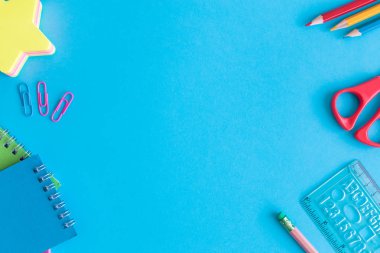 Okul malzemeleri mavi arka plan okul kavramı en az yaratıcı arkaya. Kopya için alan.