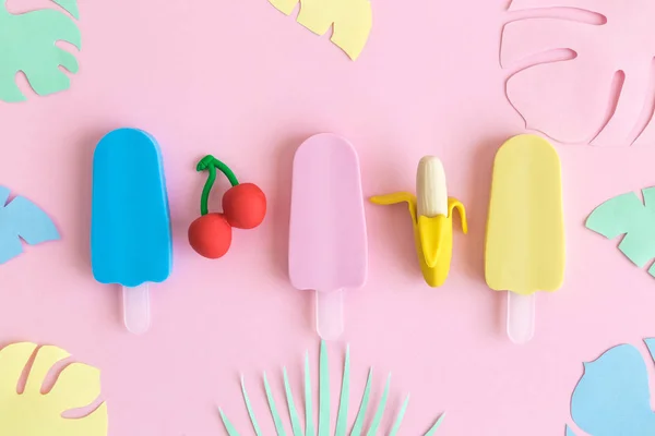 Colocação plana de sorvete e frutas com folhas tropicais conceito mínimo de verão e comida . — Fotografia de Stock