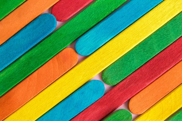 Bunte Regenbogen-Eis am Stiel aus Holz abstrakt. — Stockfoto