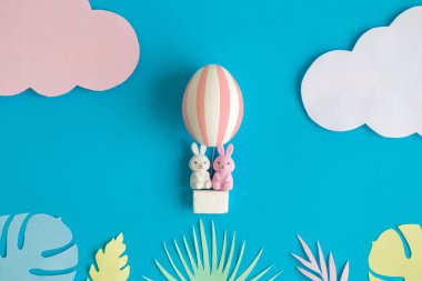 Yumurta balon ve çok renkli yaprak kağıttan, Paskalya soyut yapılmış iki tavşan oyuncaklar.