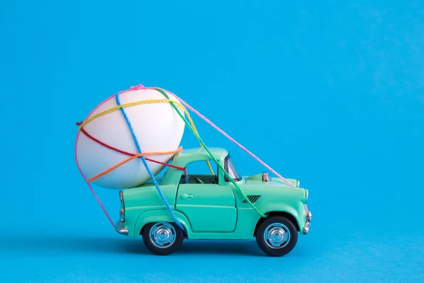 Uzavření velikonočních vajíček svázaných s vícebarevnými řetězci na automobilu abstrakt. — Stock fotografie