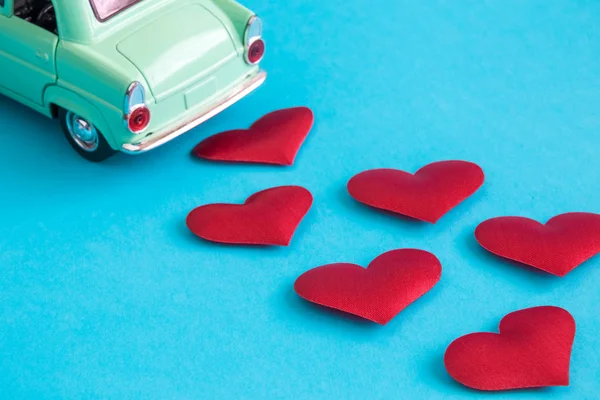 Автомобільна іграшка та маленькі серця День святого Валентина абстрактний на синьому . — стокове фото