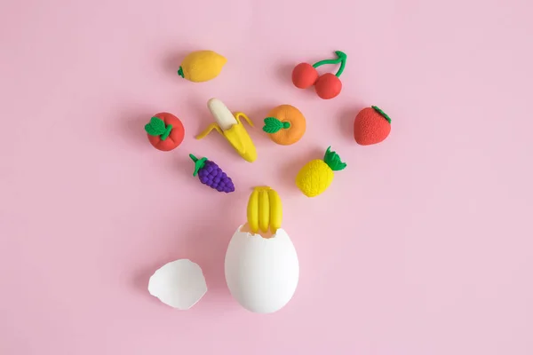 흰색 계란과 과일 파스텔 핑크 배경에 추상의 플랫 레이. — 스톡 사진