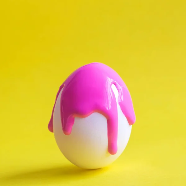 Pintura de color rosa en huevo de Pascua abstracto en amarillo . — Foto de Stock