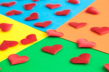 Renkli arka planda kalpler deseni düz yatıyordu. Kopyalama alanı.