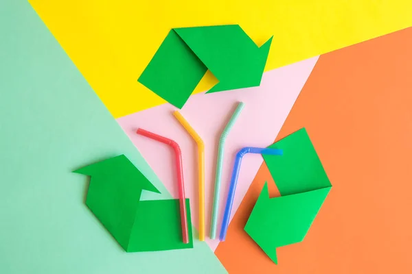 Colocação plana de palhas e símbolo de reciclagem feito de papel abstrato . — Fotografia de Stock