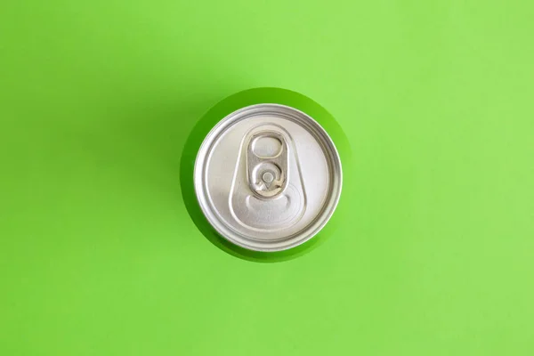 Vista superior da bebida pode isolado no verde . — Fotografia de Stock