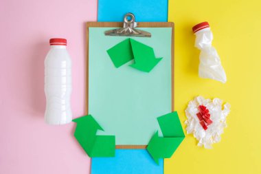 Pano oklar geri dönüşüm süreci simgesi ve plastik tek kullanımlık şişeler çok renkli pastel arka plan üzerinde soyut.