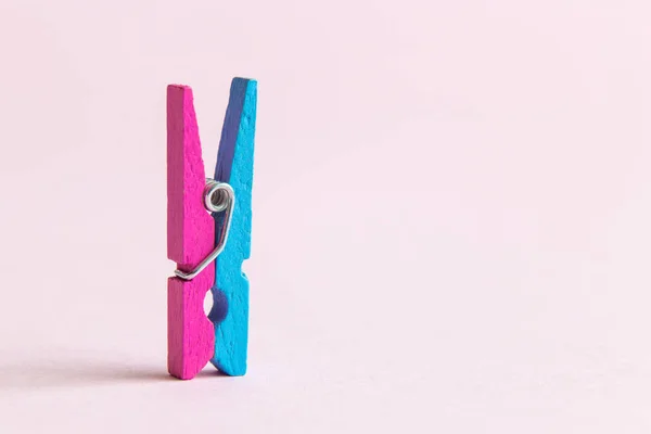 Niebieski i różowe kolorowe drewniane clothespin makro abstrakcyjne. — Zdjęcie stockowe