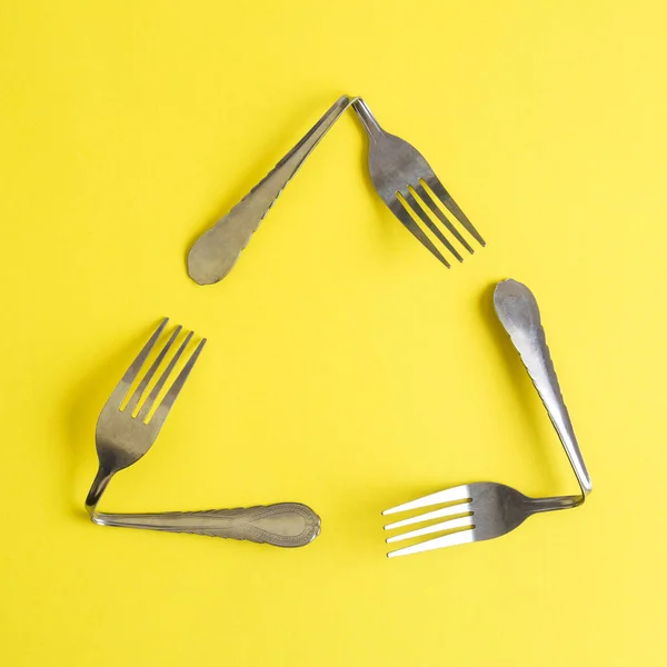 Forks reciclagem signo abstrato no amarelo . — Fotografia de Stock