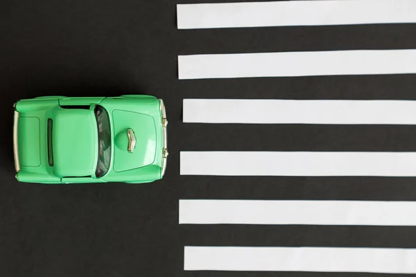 Pohled na malé auto a pěší cestu na ulici abstraktní. — Stock fotografie