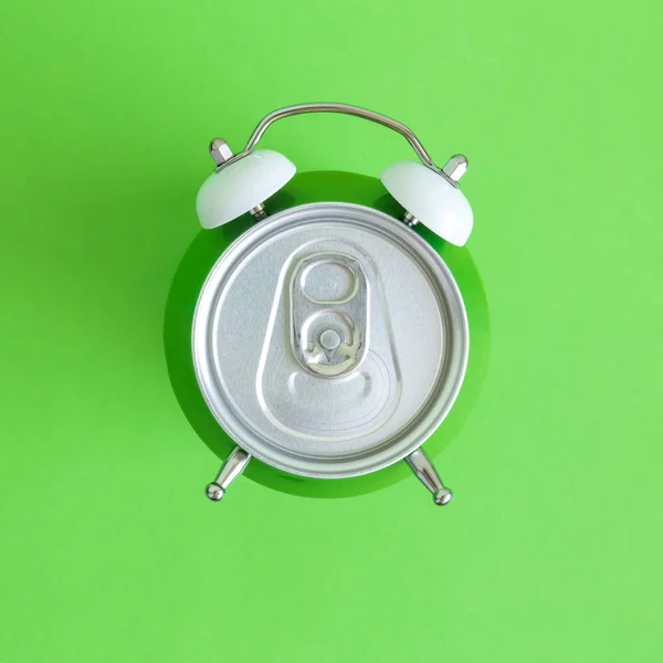 Vista superior da bebida despertador pode isolado em abstrato verde . — Fotografia de Stock