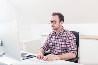 Hipster grafik tasarımcı yaratıcı onun bilgisayar üzerinde çalışan Portresi.