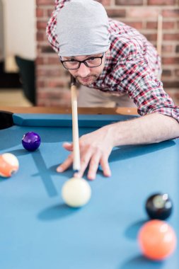 Bilardo oynayan hipster adam portresi.