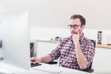 Hipster grafik tasarımcı yaratıcı onun bilgisayar üzerinde çalışan Portresi.