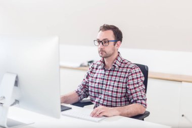 Hipster grafik tasarımcı yaratıcı onun bilgisayar üzerinde çalışan Portresi.