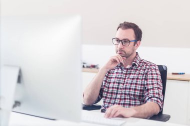Hipster grafik tasarımcı yaratıcı onun bilgisayar üzerinde çalışan Portresi.