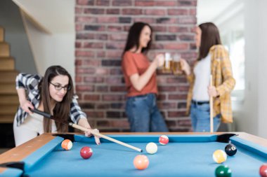 Arkadaş grubu snooker oyunu zevk ve bira içme.