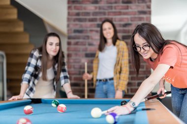 Snooker oyunu zevk arkadaş grubu.