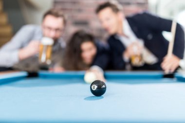 Mutlu arkadaşlar snooker oyunu oynamak tan ve bira içmekten zevk alıyor.
