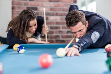Snooker oynayan şık çift.