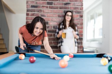 Neşeli arkadaşlar snooker oyunu zevk.