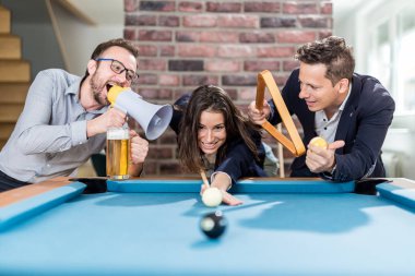 Neşeli bilardo havuzu oyunu kazanan takım.
