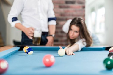 Çift snooker oyunu oynamak ve bira içme.
