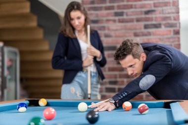 Snooker oynayan şık çift.
