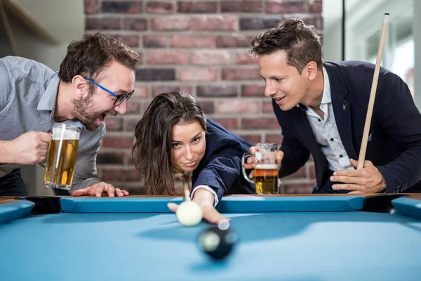 Mutlu arkadaşlar snooker oyunu oynamak tan ve bira içmekten zevk alıyor.