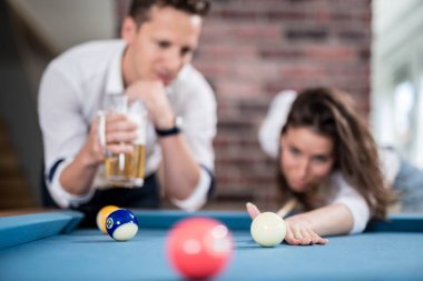 Ofis chill room bilardo masası bilardo oyunu oynayan güzel moda çift.