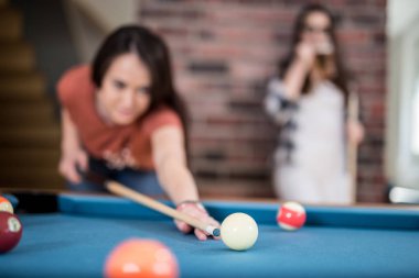Snooker oyunu zevk bayan arkadaşlar.