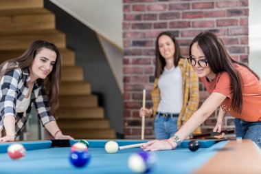 Snooker oyunu zevk arkadaş grubu.