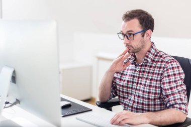 Hipster grafik tasarımcı yaratıcı onun bilgisayar üzerinde çalışan Portresi.