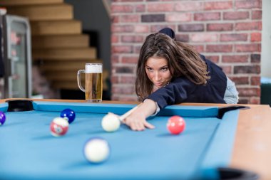 Bilardo oynayan güzel genç kadının portresi.