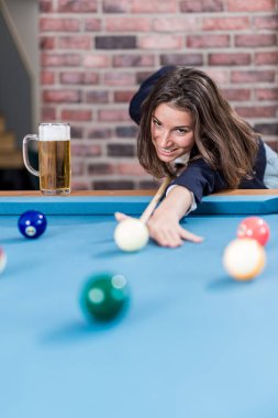 Bilardo oynayan güzel bir kadın..
