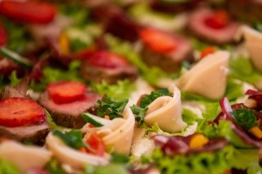 Açık büfe güzel dekore edilmiş kanepeler detayları.