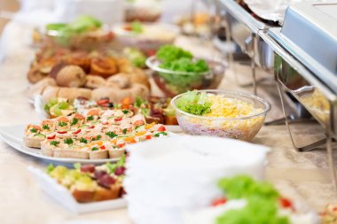 Catering servis tablo lezzetli yemek atıştırmalıkları ile.