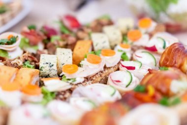 Lezzetli meze mini sandviçler.