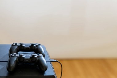 Oyun konsol gamepads. Bilgisayar oyun teknolojisi oyun rekabet videogame kontrol çatışma kavramı.