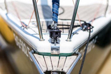 Yelkenli tekne yakın. Seyahat ve tatil konsepti.